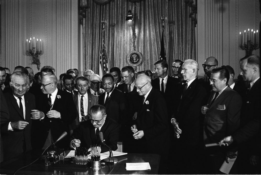 president_lyndon_b_johnson_civil_rights_act_1964_martin_luther_king_jr_sign_meeting-1253532.jpg!d