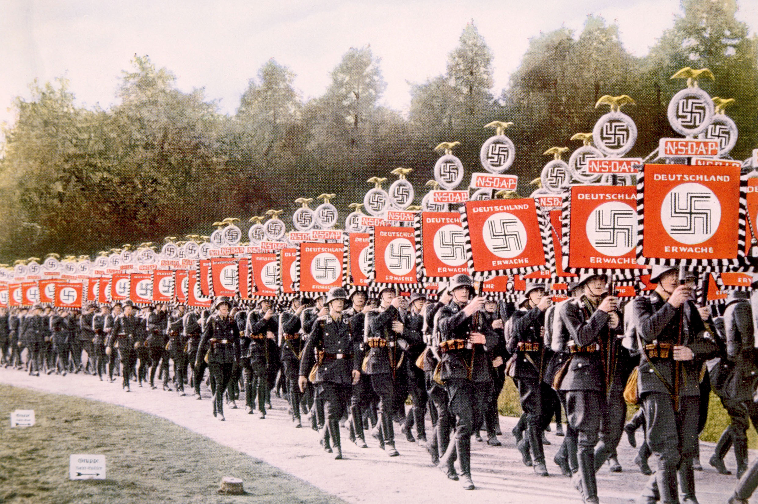 Фашистская германия годы. Парад нацистов в Бюккебурге 1934. Знамена третьего рейха парад в Германии. Марш нацистов в Германии. Парад нацистов в Германии.