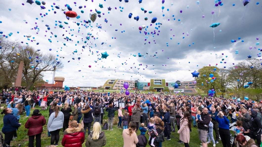 Liverpool, UK, 28 April 2018. Hundreds of people attended a balloon release and left tributes outside Alder Hey hospital on Saturday, August 28, 2018, for 23-month old Alfie Evans who has been at the centre of a long running legal row over his care. Follo