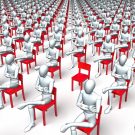 Riesige Gruppe Wartender, Patienten auf roten Stühlen