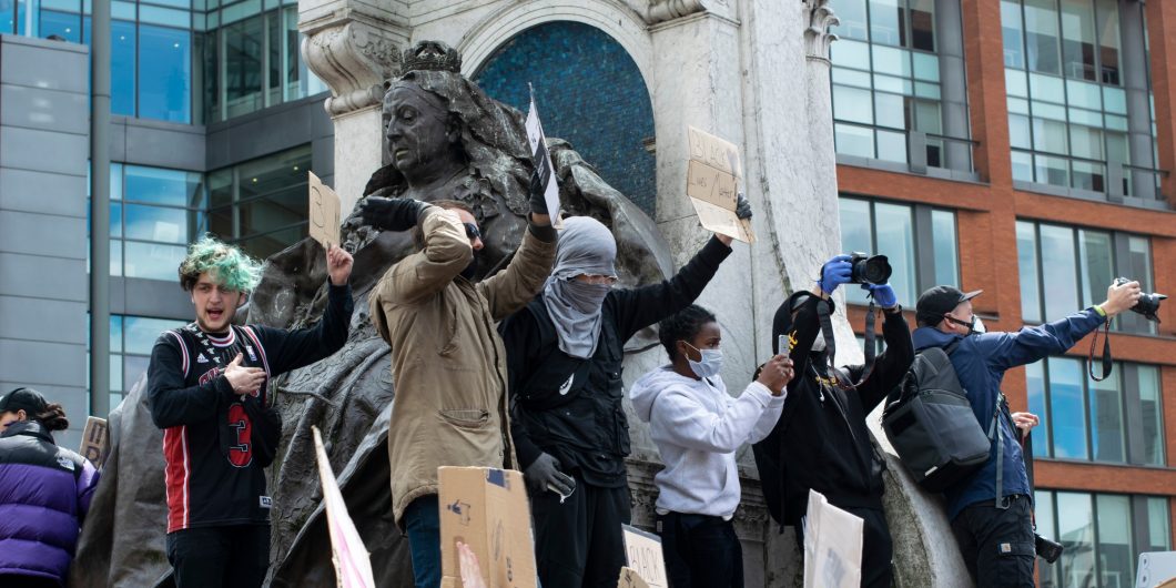 Protest Vicotria Statue