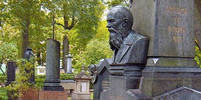 640px-Dostoevsky_grave_stone_from_right_side_2009