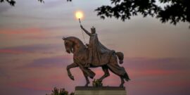 The,Moon,Over,The,Apotheosis,Of,St.,Louis,Statue,Of