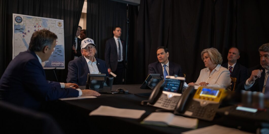 Les fantômes du changement de régime – Max J. Prowant